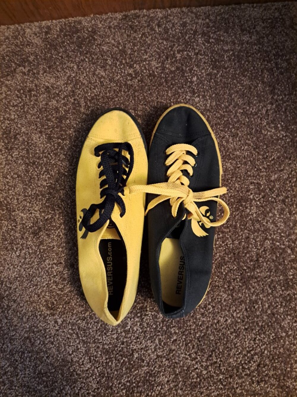 R R REVERSUS Unisex Canvas "IOWA HAWKEYES" 2 Different Colored Shoes - Picture 8 of 11